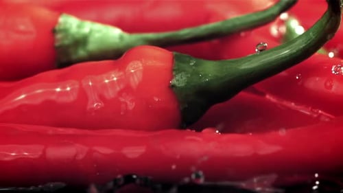 Wassertropfen auf Chilischoten, gefilmt mit einer Hochgeschwindigkeitskamera mit 1000 Bildern pro Sekunde