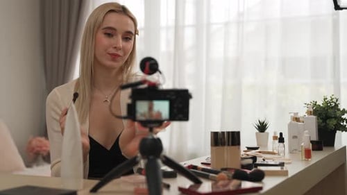 Vídeo tutorial de belleza y cosmética para una mujer joven haciendo contenido. Relajarse
