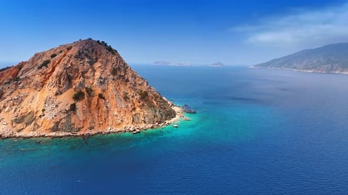 Wir nähern uns einer kahlen, unbewohnten Insel mit wenigen Booten in der Nähe.
