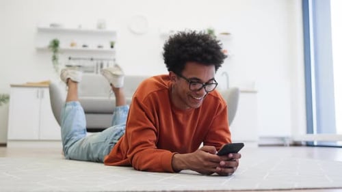 Mann entspannt sich mit Smartphone