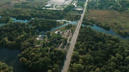 Luftbild des Flusses im State Park in der Nähe eines Vorortes