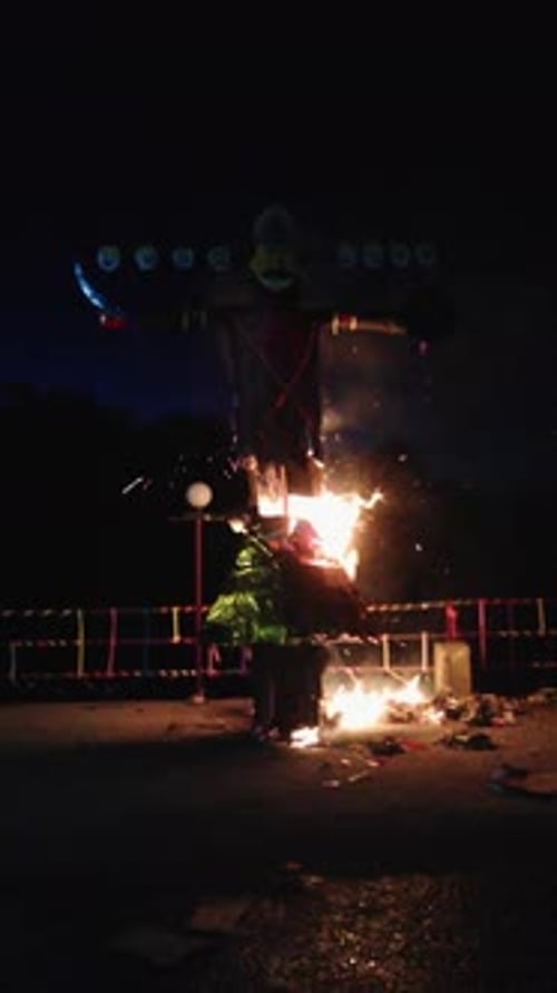 L'effigie de Ravana est brûlée à dessein pendant la fête de Dussehra pendant la nuit. Fêtes.