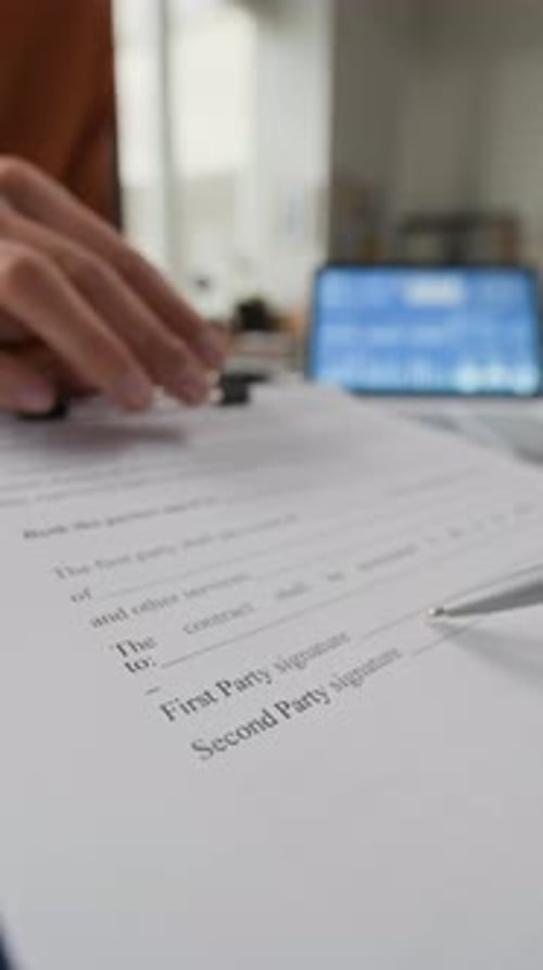 Empresario firmando a mano un contrato en el escritorio de la oficina