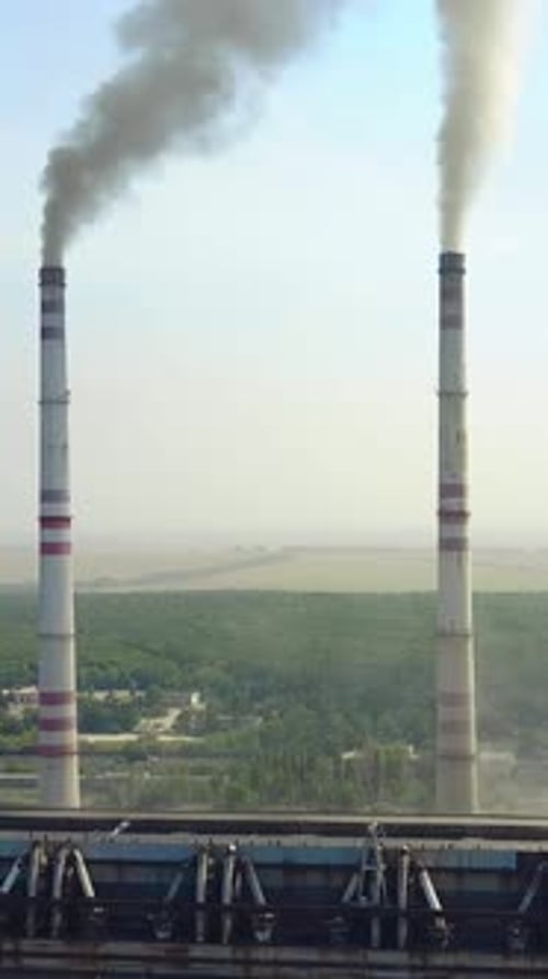 Rauchrohre des Wärmekraftwerks. Rauch aus dem Fabrikschornstein einer Industrieanlage
