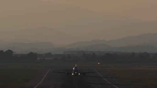 Flugzeug startet bei Sonnenuntergang