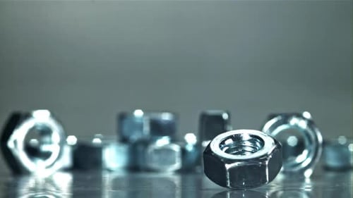 Die Nuss dreht sich auf einem Metalltisch, gefilmt mit einer Hochgeschwindigkeitskamera mit 1000 Bildern pro Sekunde