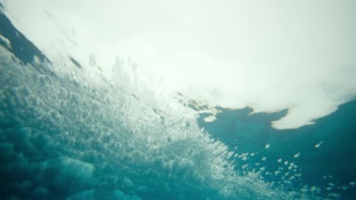 Vue d'ensemble de l'océan sous-marin : vague passant au-dessus de la tête, bulles de mousse, ralentissement