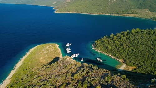 Luftaufnahme der Bucht von Mersincik mit Booten, Türkei.