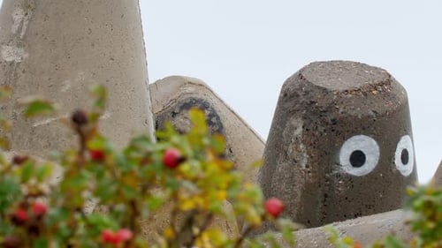 Les
tétrapodes de Sylt sont entreposés sur terre. Plan panoramique lent d'une décoration d'artiste de rue
.