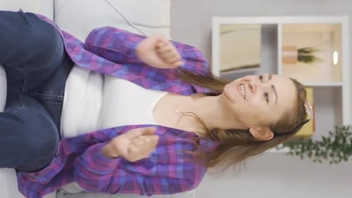Vertikales Video von Die Frau freut sich.