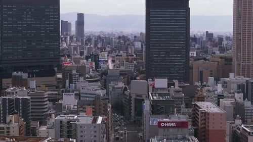 Images aériennes ascendantes du développement urbain dense de la métropole, de grands immeubles modernes imposants