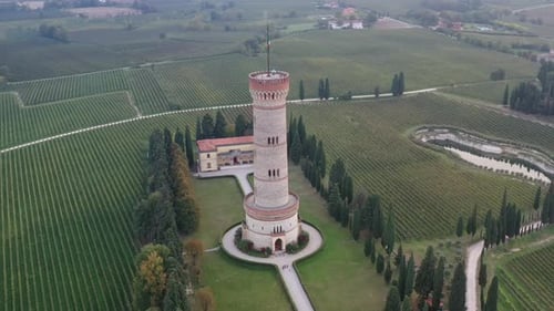 Vol en Drone, vue aérienne de la tour de San Martino della Battaglia