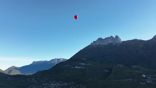 Globo aerostático sobrevolando los Alpes franceses