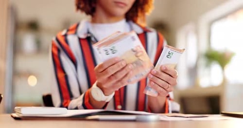 Женщина считает наличные деньги для финансирования и расходов на дому