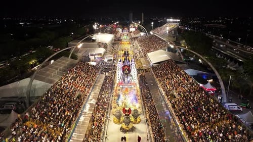 Passeio panorâmico de carnaval no sambódromo do Anhembi, no centro de São Paulo, Brasil.