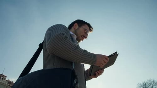 Mann im Stadtgebiet benutzt Elektronisch Tablet