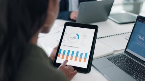 Mãos, tablet e gráfico para análise, revisão financeira e planejamento com rolagem