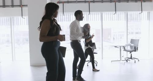 Geschäftsleute führen dynamische Gespräche im modernen Büroflur