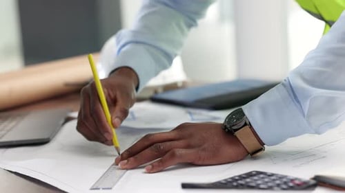 Architekt, Ingenieur und Designer zeichnen, entwerfen und vermessen Baupläne für ein Gebäude