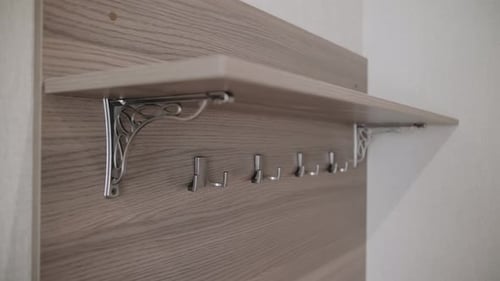 Un porte-vêtements vide. Cintre dans la chambre d'hôtel