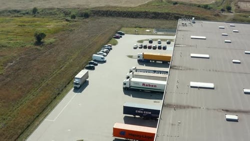 Luftaufnahme des Logistikparklagers mit Lastwagen