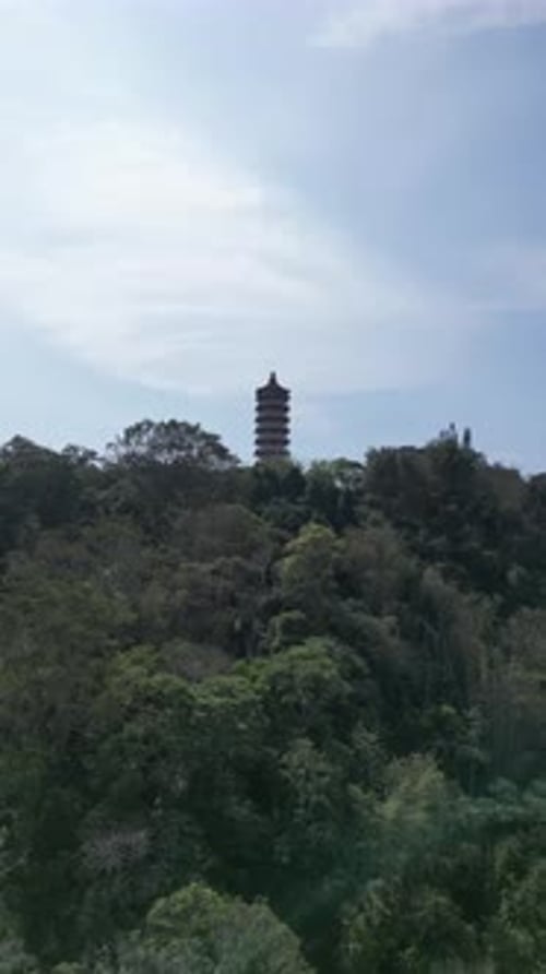 Vue aérienne de la pagode Pa Cien avec la jetée d'Ita Thao en arrière-plan à Nantou