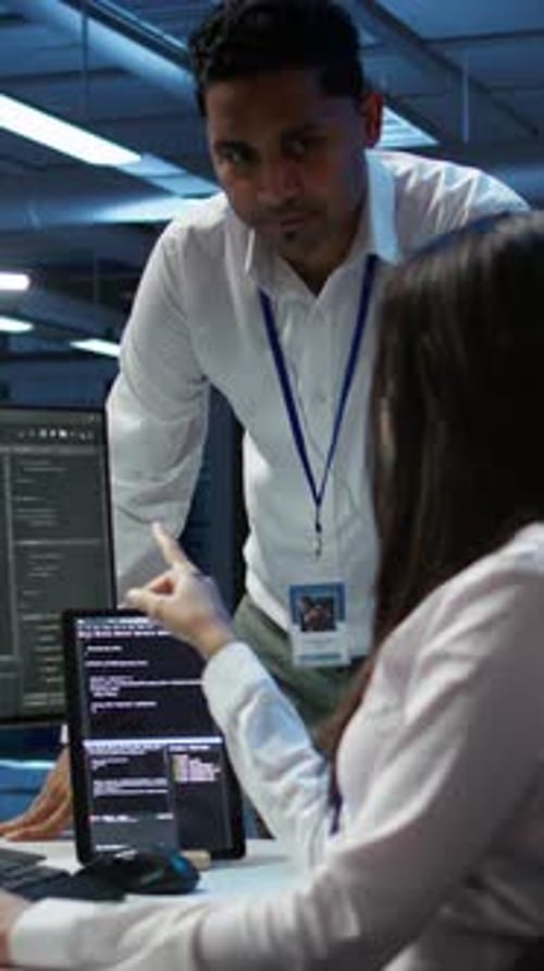 Colegas del equipo de ingeniería de vídeo vertical en un centro de datos que gestionan el consumo de energía de los equipos