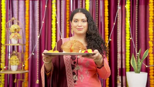 Indische Frau macht Puja oder Arti auf dem Diwali-Festival