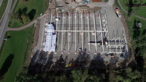 Sitio de construcción con excavadora y grúa, revelación aérea en un país nórdico
