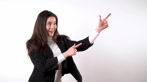 Bailarina juguetona y elegante que baila coquetamente sobre fondo blanco