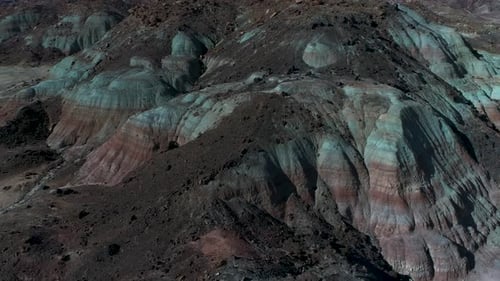 Wunderschöne Luftaufnahmen von Schluchten voller roter Felsen in Utah