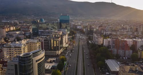 Timelapse par drone de la ville de Sofia, en Bulgarie, le long d'un boulevard très fréquenté.