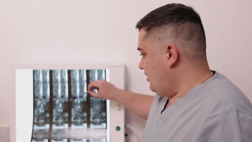 Spine Xray Doctor Scrubs Röntgenanalyse