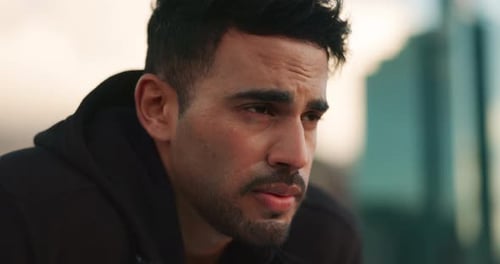 Atmen, Fitness und müder Mann in der Stadt zum Laufen, Aufführen oder Training