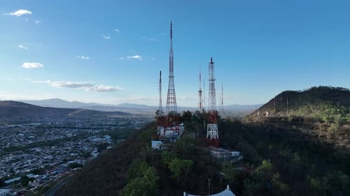 Vista aérea da transmissão de rádio e torre de celular em Oaxaca, México