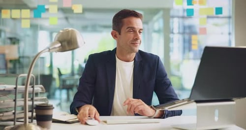 Бухгалтер, ноутбук и бизнесмен, печатающий финансовый отчет, бухгалтерия и улыбка