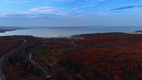 Fantastische farbenfrohe Herbstwälder am Meeresufer. Wohngebiet an der Küste.