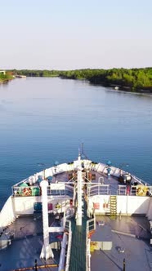 Vue de dessus de la proue d'un cargo flottant sur la rivière Images La proue du navire avance rapidement