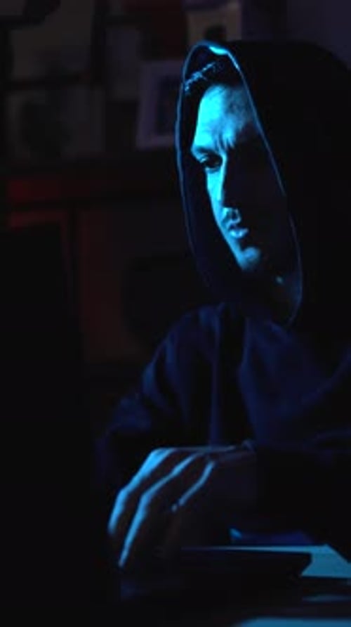 Hacker moderno digitando em laptop, representando ataques cibernéticos, roubo de identidade e ameaças de vírus de computador