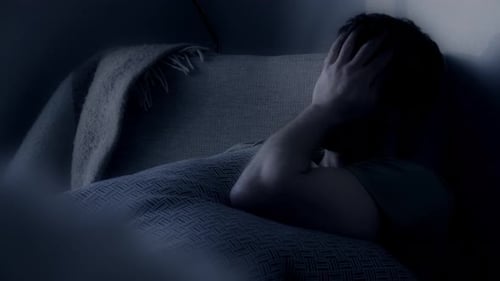 Mann kann nachts nicht im Bett schlafen. Konzept der Schlaflosigkeit