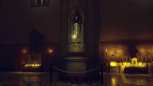 Espaço religioso noturno com paredes texturizadas e jogos de sombras