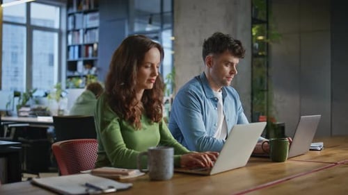 Büromitarbeiter, Sitztisch, Raum mit Laptops, Nahaufnahme, Team, das Computer tippt