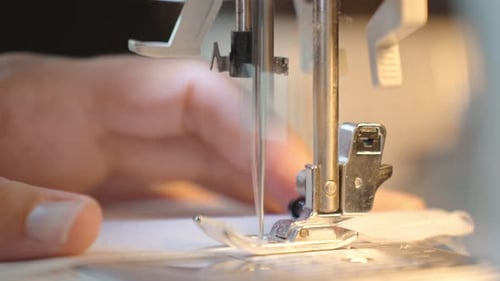 Weibliche Hände mit Nähmaschine