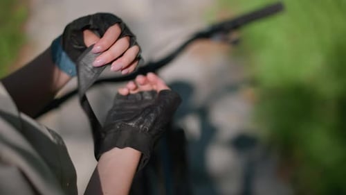 Gros plan de la sangle individuelle à gants de motard détachable à côté du vélo dans la verdure