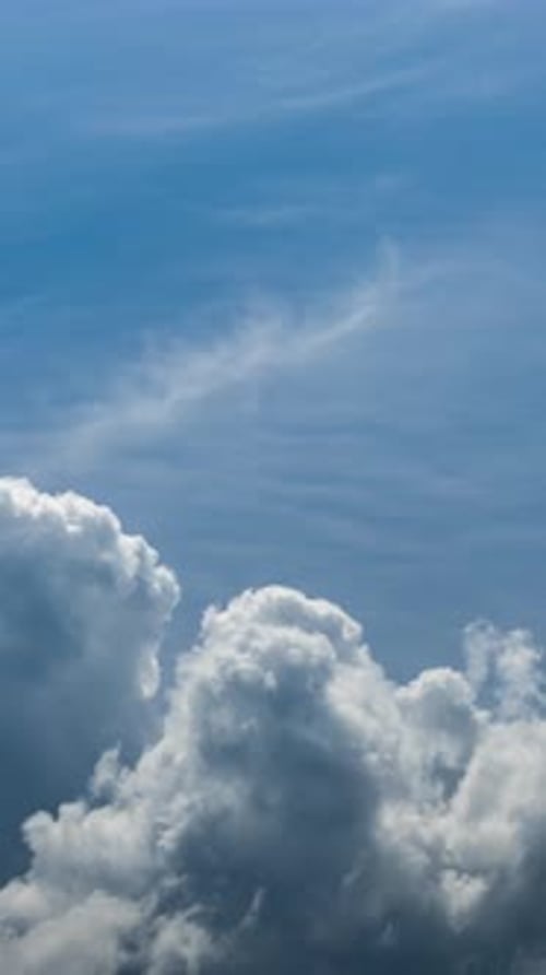 Himmel mit vorbeiziehenden Wolken in Vertikaler Richtung