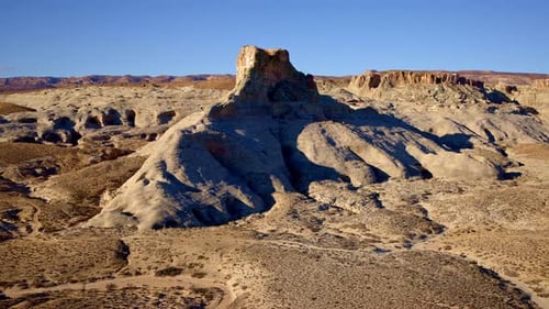 Vue saisissante prise par Drone des hoodoos en forme de crapaud, mettant en valeur des tons de terre vifs et des roches sculptées.