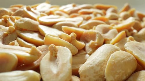 Una vista macro detallada de los cacahuetes tostados.