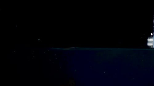 Rückwärtsvideo der Hochgeschwindigkeitskamera in Zeitlupe von einem Ei, das ins Wasser spritzt. Schwarzer Hintergrund