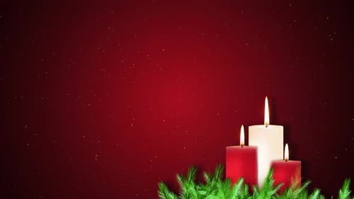 Brennende Weihnachtskerze mit festlichem Licht-Bokeh im Hintergrund Weihnachtsgeschenke Fichte