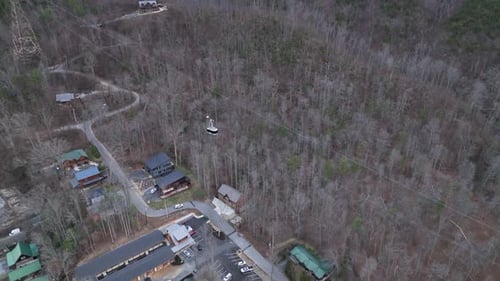 Toma aérea estática de un ascensor en Gatlinburg, TN.